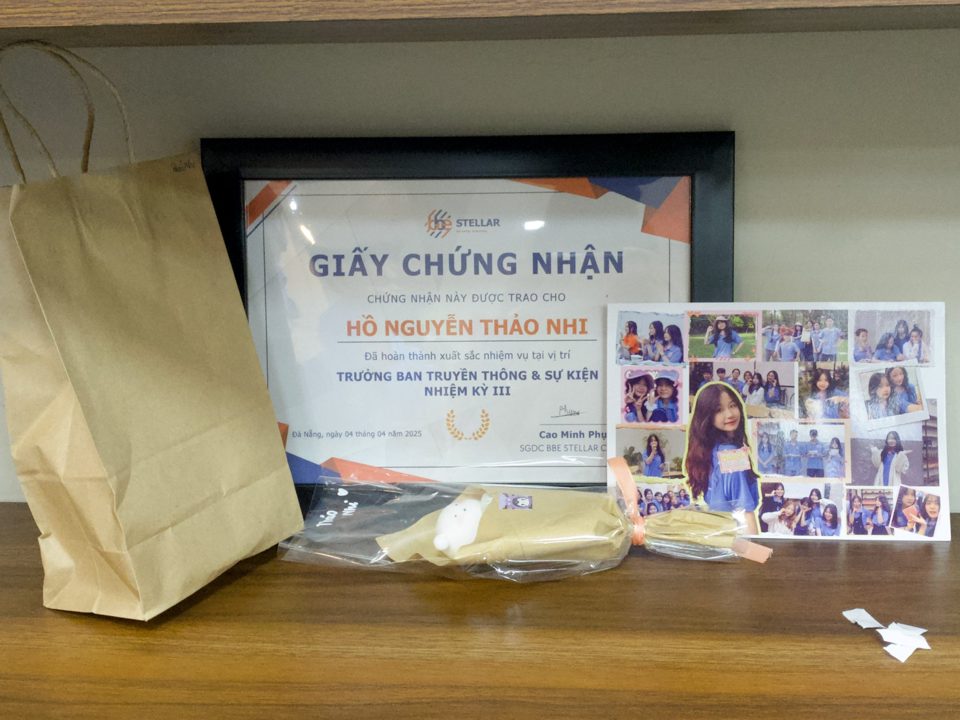 Giấy chứng nhận và quà từ câu lạc bộ